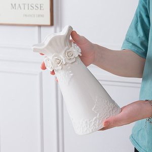 浮雕捏花陶瓷花瓶欧式小清新居家摆件新款花器白色高级感精致复古