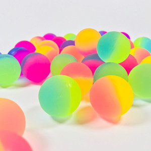 25mm糖果色橡胶跳跳球双色磨砂球实心弹力球彩虹缤纷浮水球杂耍球