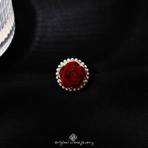 红色玫瑰花胸针设计感小众无痕磁吸领口防走光扣秋冬复古胸花配饰