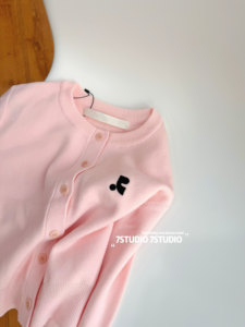 7studio定制-韩国小众rr刺绣小标短款纯色收腰长袖针织开衫女粉色