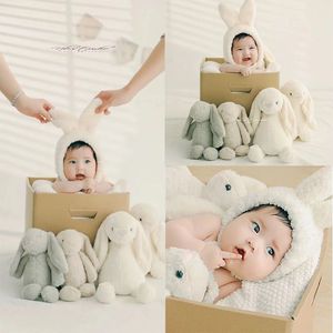 简约婴儿百天宝宝摄影服装道具创意拍照场景可爱造型兔帽子玩偶