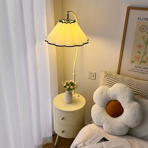 奶油风落地灯氛围感卧室床头柜台灯一体客厅沙发装饰摆件置物花朵