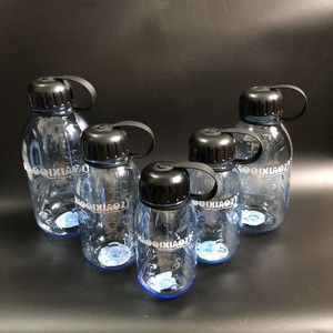 好奇小子 圆形太空杯带刻度耐用塑料水壶大容量运动水壶学生水杯