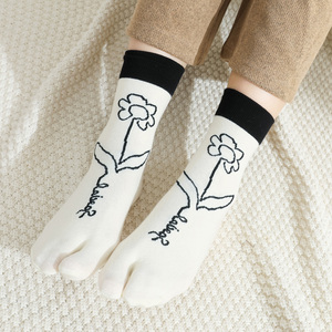5双装 女士中筒二趾袜分脚指木屐鞋袜子黑白个性简笔画提花秋冬季