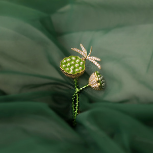 蜻蜓立上头 国风绿色莲铜质镶珍珠锆石大衣毛衣汉服胸针 女礼盒装