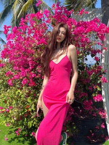 夏季新款港风复古高开叉性感玫粉色色吊带裙三亚泰国度假风沙滩裙