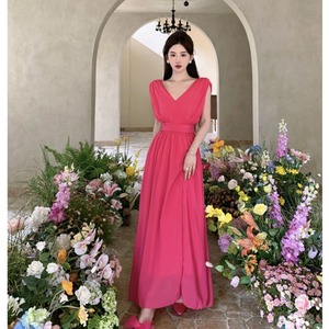 玫红色纯欲泰式连衣裙V领气质高级雪纺2024新开叉长款度假沙滩裙