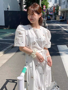 韩国chic夏季法式减龄圆领刺绣花朵绑带收腰显瘦短袖波点连衣裙女