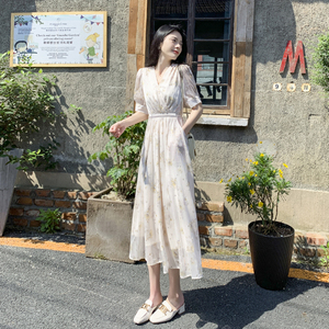 碎花连衣裙女2024夏季新款收腰显瘦气质茶歇法式小个子仙气长裙子