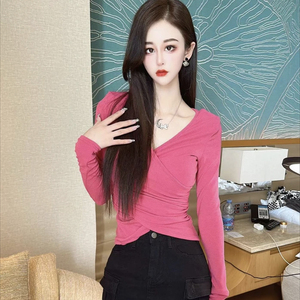 韩版小心机性感交叉性感女人味V领长袖t恤女早春秋修身显瘦打底衫