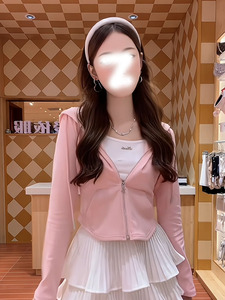 甜辣时尚套装粉色长袖短款外套内搭背心高腰白色蛋糕裙搭配一整套