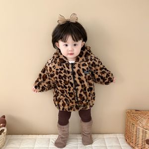 冬款婴儿豹纹外套0-3岁女宝金貂绒加厚连帽上衣宝宝加绒保暖棉衣