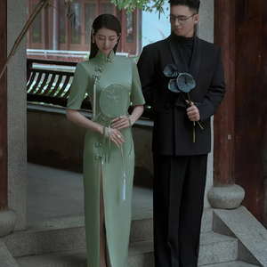 新款影楼主题江南园林旅拍青绿丝复古中国风高定旗袍婚纱拍摄礼服