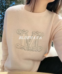 BLUEVAVA|女装 2022秋冬 软糯蓬松 虾肉粉M字母提花羊绒圆领毛衣