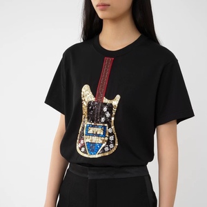 女士电吉他图案24春夏新款Festive系列黑色刺绣短袖T恤100%纯棉