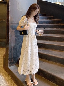 白色连衣裙女夏季小个子法式高级感气质收腰小众方领镂空蕾丝长裙