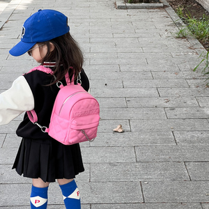 韩版菱格绣线背包时尚字母双肩包洋气女童外出背包宝宝游玩小书包