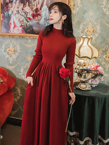 红色针织连衣裙女秋冬配大衣的内搭毛衣裙加厚收腰打底裙过膝长裙