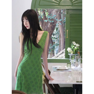 复古绿色V领无袖针织连衣裙女夏季收腰显瘦修身背心裙包臀短裙子