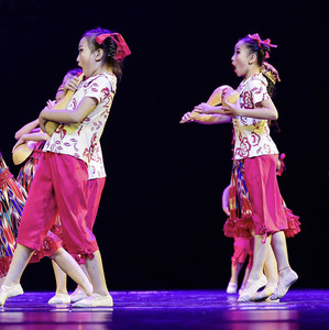 儿童演出服边境线上的小妞妞舞蹈服小板凳女童沙漠里的果园表演服