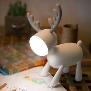 圣诞麋鹿可爱少女台灯小夜灯伴睡灯书桌充电孩子学习台灯卡通情侣