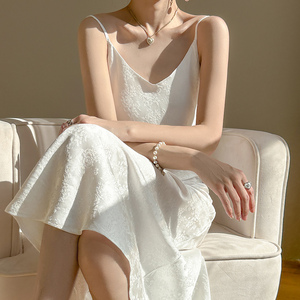 高级感V领吊带连衣裙女夏季真丝醋酸缎面长裙2024新款白色吊带裙
