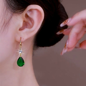 超闪祖母绿水晶水滴耳扣女2022新款小众设计耳饰气质百搭轻奢耳环