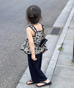 okadi法国女童夏季套装2023韩版女宝宝复古碎花背心休闲裤两件套