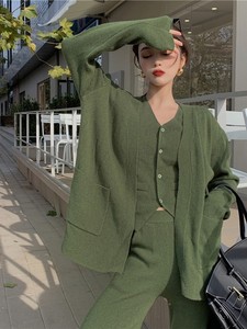 秋季内搭毛衫军绿色毛衣三件套女士针织马甲时尚英伦外穿开衫套装