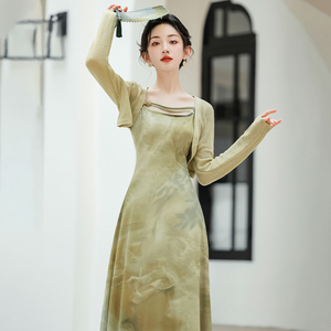 新中式国风高级感水墨晕染气质吊带绿色连衣裙2024新款女春秋套装