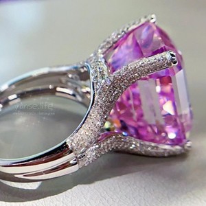 18K金天然钻石群镶18.88克拉玻璃体紫锂辉戒指鸡尾酒侧颜奢华高级