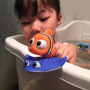 男女儿童宝宝洗澡漂浮戏水玩具 喷水海洋动物公仔多莉尼莫小丑鱼