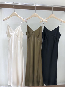 DT广州UUS2021早春新款女装法式珍珠吊带设计感修身连衣裙子2528