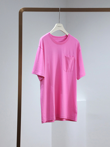 贸易公司亲妈订单货~~巨显白粉色短袖T恤 梵文印花口袋 男女同款