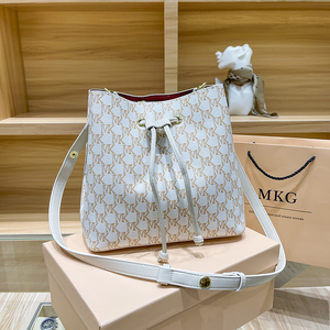 香港代购水桶包百搭名牌包包2022新款斜挎包时尚大容量女包高级感