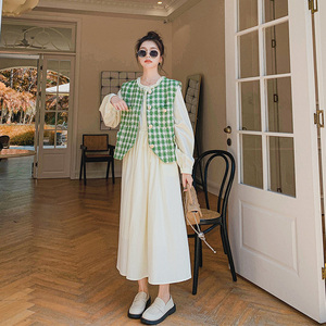 绿色格子马甲连衣裙女春季2024新款法式休闲设计感长袖裙子两件套