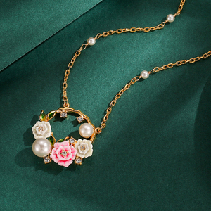 新款法式甜美时尚珐琅釉镶钻水晶珍珠粉白色花朵花环吊坠锁骨项链