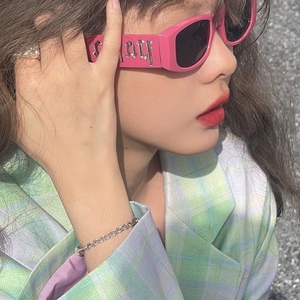 千禧辣妹y2k眼镜小框字母粉红宽边太阳镜潮流街拍凹造型朋克墨镜