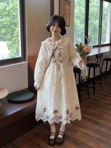 日系森女系复古蕾丝领重工刺绣长袖白色连衣裙打底甜美中长款裙子