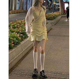 吊带连衣裙女2024夏季新款黄色辣妹收腰显瘦气质小个子甜辣风短裙