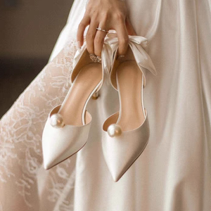 YOUYOU法式女珍珠蝴蝶结羽毛白色草坪跟瘦脚立体版型主纱高跟婚鞋