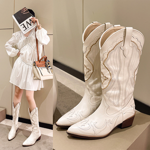 欧美V口刺绣西部牛仔靴女靴子2023新款粗跟白色骑士时装靴中筒靴