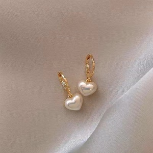 桃心形珍珠耳环2024新款爆款高级感女高级感设计耳钉气质独特纯银
