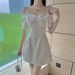 一字肩连衣裙女性感2023年新款夏季名媛气质蝴蝶结短裙白色吊带裙