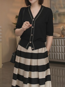三桔夏V领短袖黑色针织衫女士气质高级感开衫大码套装条纹半身裙