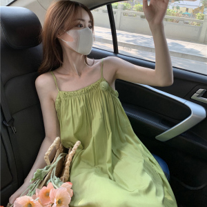 牛油果绿背心吊带连衣裙女夏多巴胺亮色系云南大理海边度假长裙子