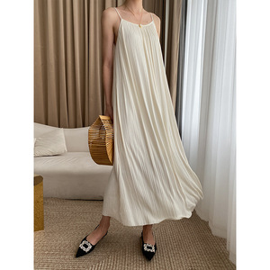 法式白色褶皱西装内搭高级感细肩带垂感女吊带连衣裙夏季沙滩裙子