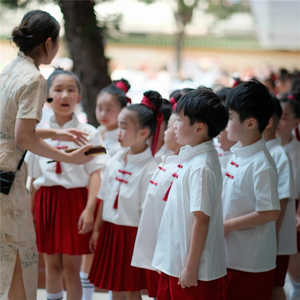 合唱演出服中小学生朗诵比赛服装爱国红歌中国风表演服运动会班服