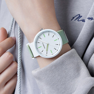 新款硅胶学院风男女通用简约潮流超酷大表盘防水超薄石英圆形手表