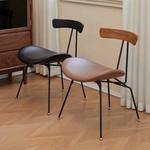 北欧设计师休闲靠背椅实木Ioft复古铁艺轻奢蚂蚁餐椅工业风皮椅子